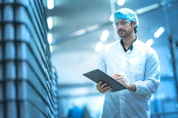 Inspecteur vérifiant les processus de production - Qualité SARL G.T.R.